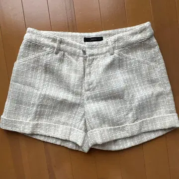 베이지 계열 체크 무늬 숏팬츠