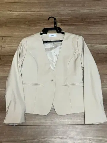 베이지 노카라 자켓과 와이드 팬츠 세레모니 수트 셋업