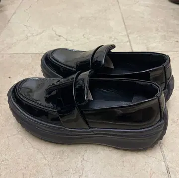 BEARDSLEY 비어즐리 블랙 에나멜 가죽 로퍼 신발