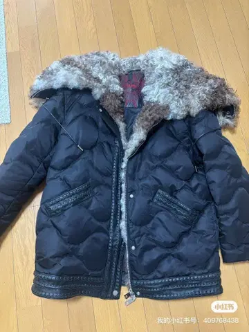 퍼 달린 블랙 다운 자켓