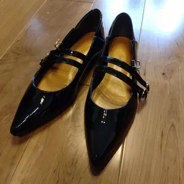 블랙 에나멜 스틸레토 플랫슈즈