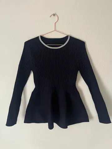 PLST 홀가먼트 메탈릭 넥 페플럼 스웨터 M 사이즈