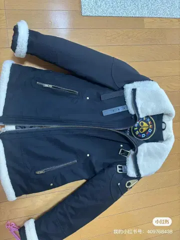 퍼 달린 블랙 다운 자켓