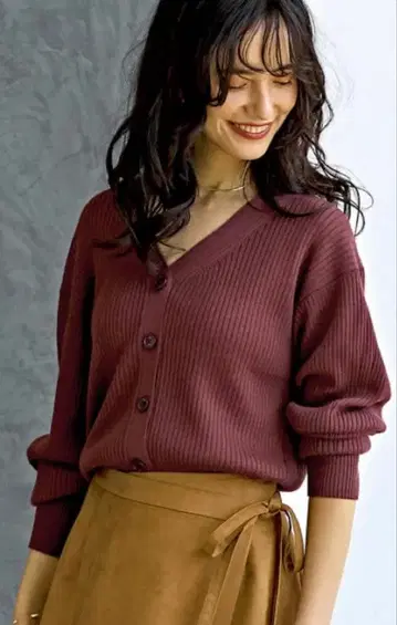 KFC 립 숏 V넥 가디건