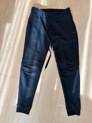 1PIU1UGUALE3 블랙 조거 팬츠