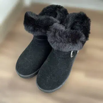 블랙 퍼 달린 어그 부츠