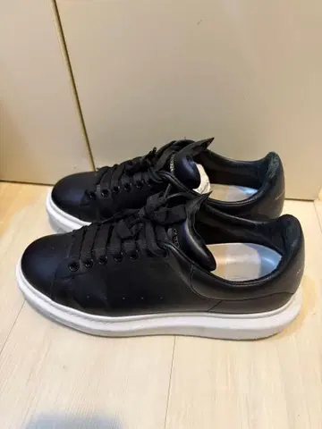 Alexander McQueen 블랙 스니커즈