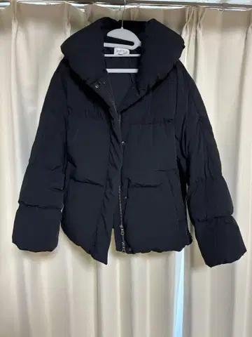 [ 12/26까지 ] PLST 후드 부착 블랙 다운 자켓