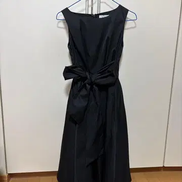 블랙 슬리브리스 무릎 기장 원피스