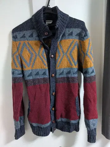 기하학 패턴 하이넥 스웨터