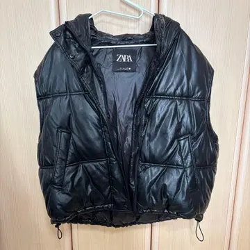 ZARA 블랙 후드 부착 다운 베스트 S
