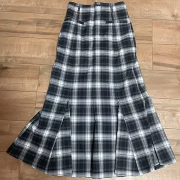 체크 무늬 플레어 스커트