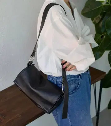 BEARDSLEY 가죽 바디백