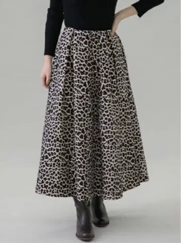 어반 리서치 서니 라벨 레오파드 무늬 턱 플레어 스커트