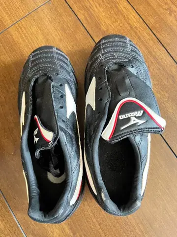 Mizuno 축구화 블랙/화이트/빨간색