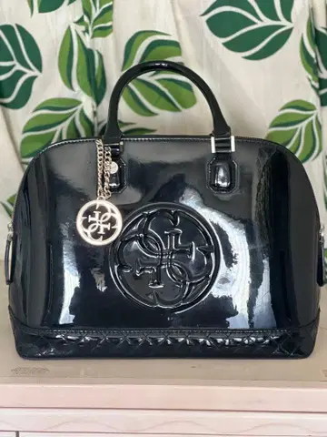 블랙 에나멜 숄더백 (GUESS BAG)