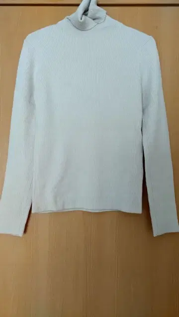 더 버지니아 터틀넥 스웨터