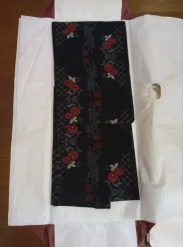 오시마 명주 블랙 베이스 빨간색 꽃 무늬 겉옷