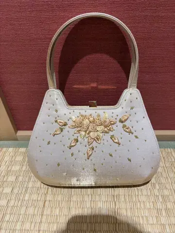 자수 핸드백 스톨 포함 크림 일본 의류 서양 의류