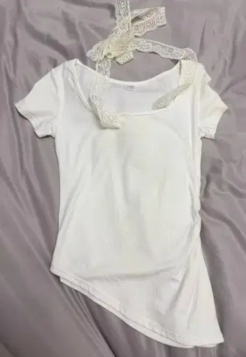 레이스 달린 화이트 T셔츠
