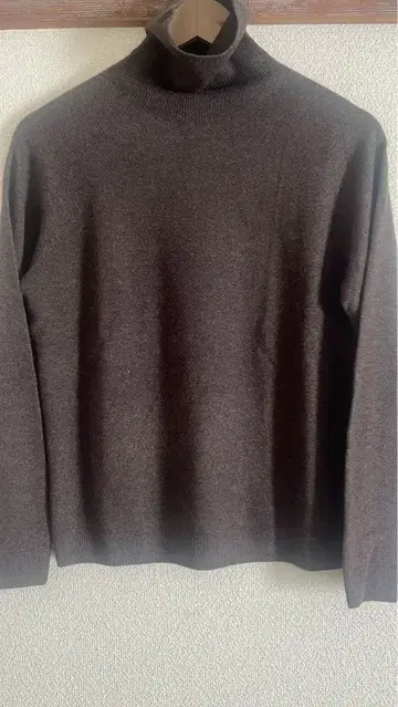 미착용 유니클로 캐시미어 터틀넥 스웨터