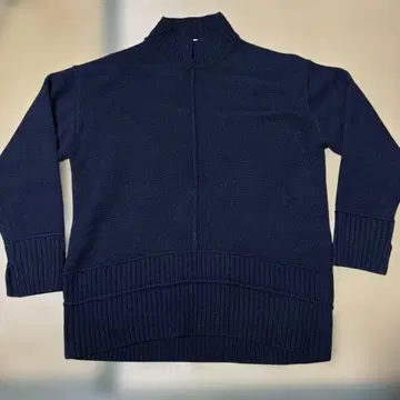 UN3D. 블랙 스웨터