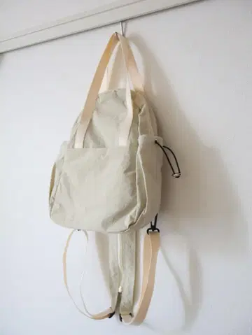 라이트 그레이 나일론 백팩 스타일 숄더백