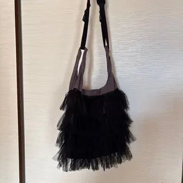 TRANOI 프릴 디자인 숄더백 블랙