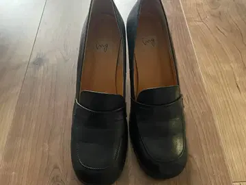 ing 블랙 가죽 하이힐