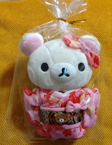 기모노를 입은 리락쿠마 봉제 인형