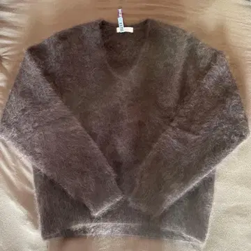 브라운 V넥