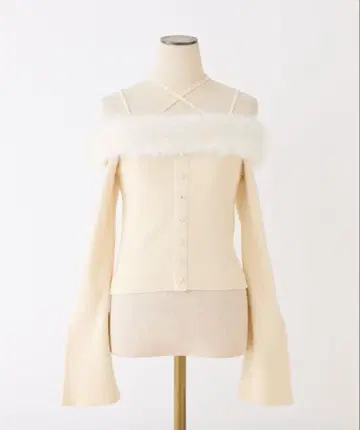 반짝반짝 버튼 퍼 오프숄더 니트