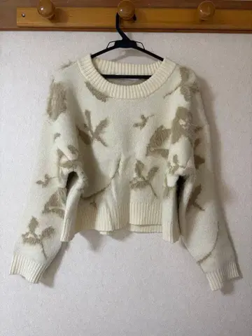 QTUME 아이보리 꽃무늬 크롭 니트