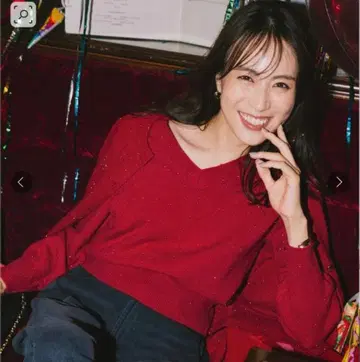 빨간색 백 오픈 긴팔 니트