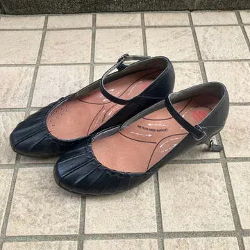 스트랩이 달린 블랙 가죽 신발