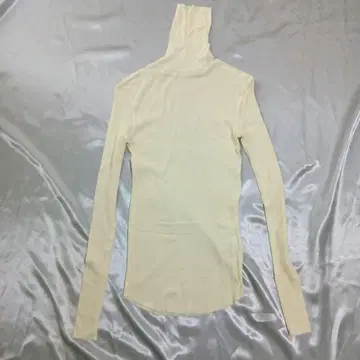 SOEJU 소쥬 화이트 터틀넥 L