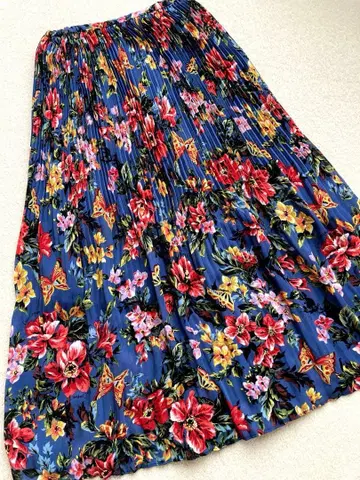 로이스크레용 꽃무늬 플리츠 스커트