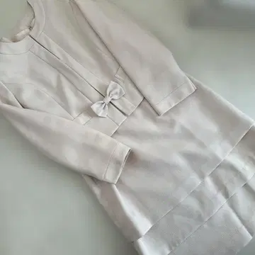 리본 포함 핑크 스커트 수트