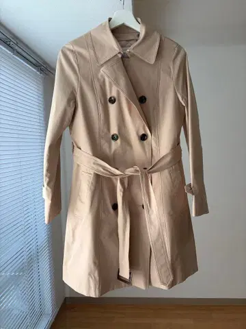 베이지 더블 브레스트 트렌치코트