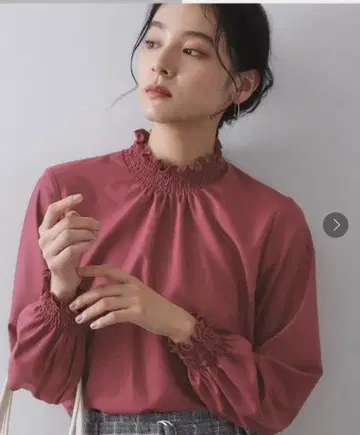 프릴 달린 핑크색 긴팔 블라우스