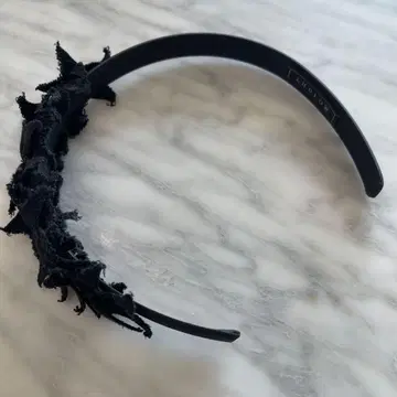 LUDLOW 라들로 프릴 장식 블랙 머리띠