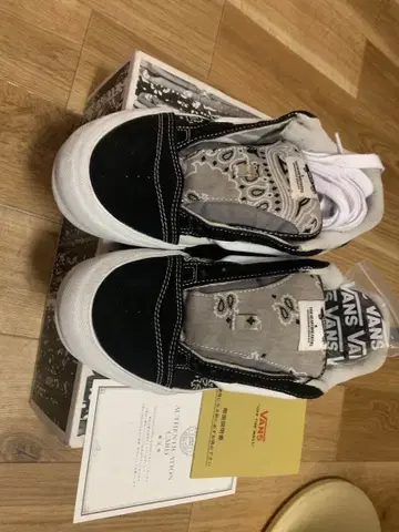 VANS 오센틱 블랙/화이트 반다나 패턴