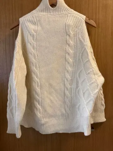 CELFORD 케이블 짜임 터틀넥 스웨터