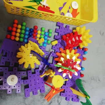 색색깔의 조립 블록 세트