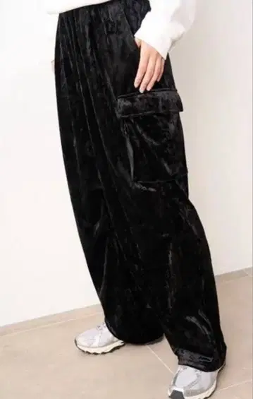 새상품급 emmi 벨로아 카고 팬츠 블랙 M 사이즈