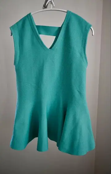 핑키앤다이안 터콰이즈 V넥 슬리브리스