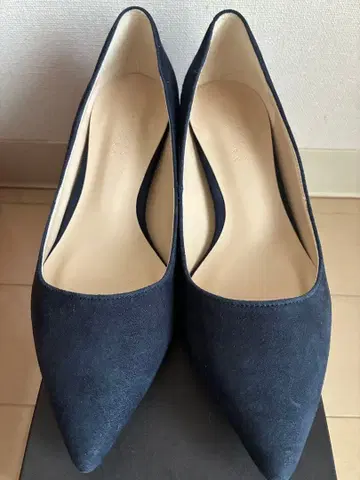 BARNEYS NEW YORK 네이비 스웨이드 펌프스
