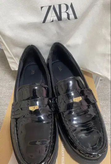 ZARA 블랙 에나멜 로퍼