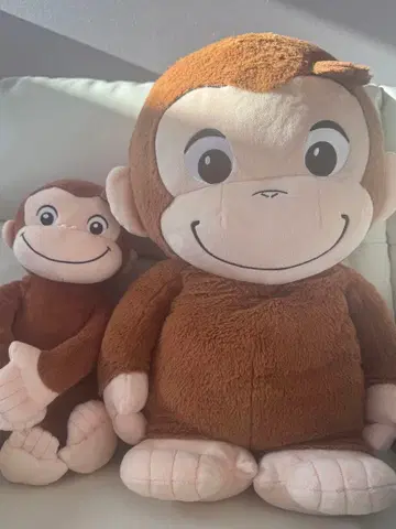 오자루의 조지 봉제 인형 2개