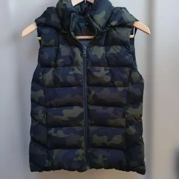 UNIQLO 카모플라쥬 후드 부착 다운 베스트